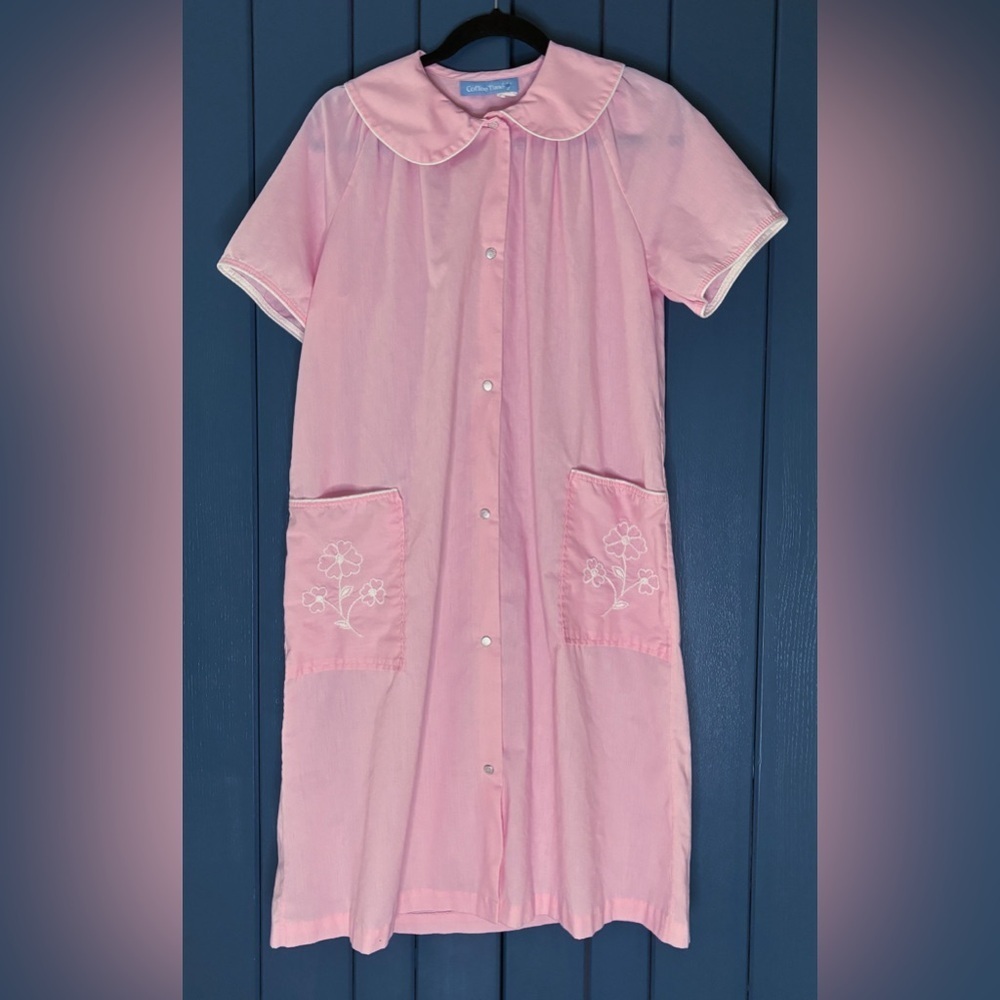 Vintage Pink House Coat Robe Peter Pan Collar Size Medium Snap Closure Twee